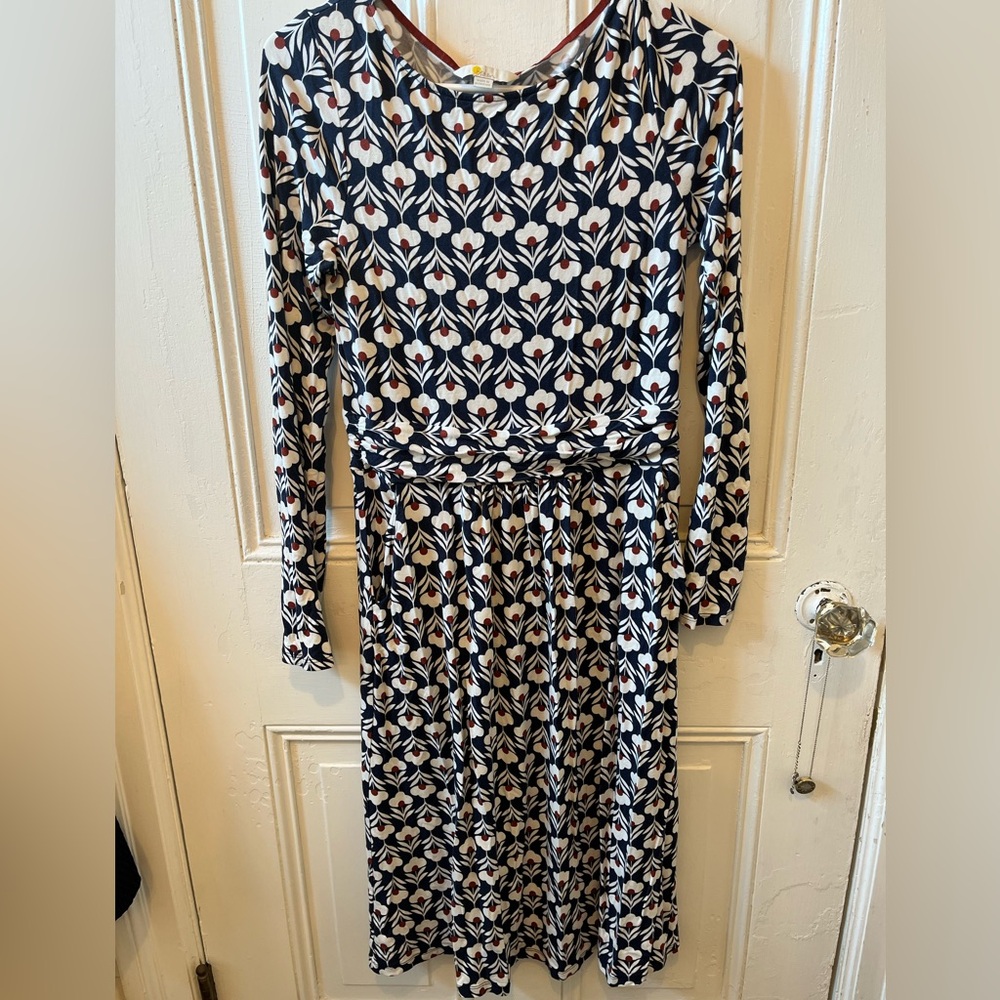 comfy and no stains, worn a few times. Stretchy, flattering 4 long